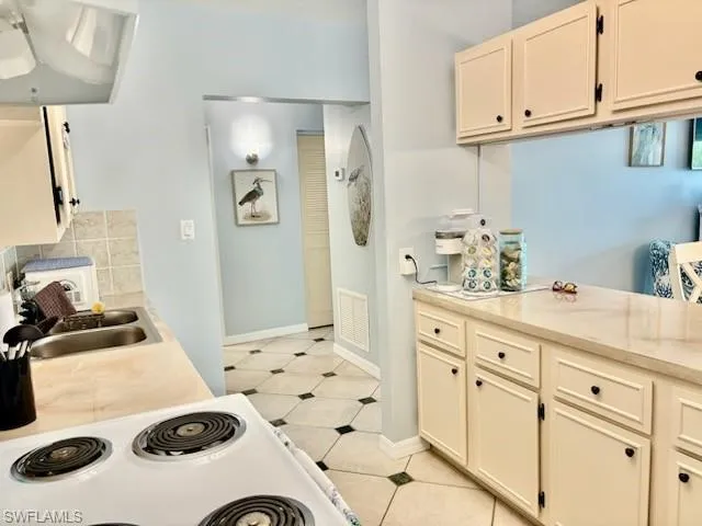 60  Pelican W ST, Naples, FL 34113