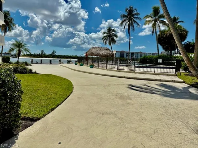 60  Pelican W ST, Naples, FL 34113