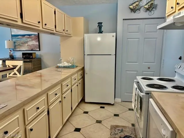 60  Pelican W ST, Naples, FL 34113