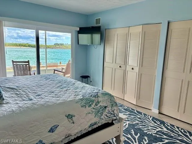 60  Pelican W ST, Naples, FL 34113