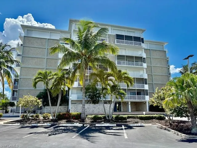 60  Pelican W ST, Naples, FL 34113