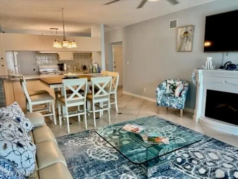 60  Pelican W ST, Naples, FL 34113