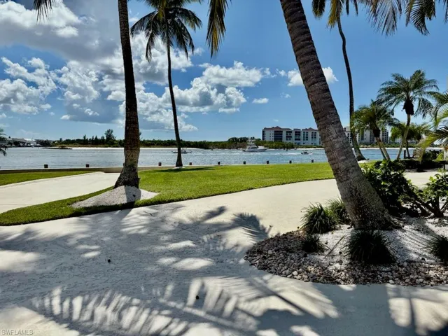 60  Pelican W ST, Naples, FL 34113
