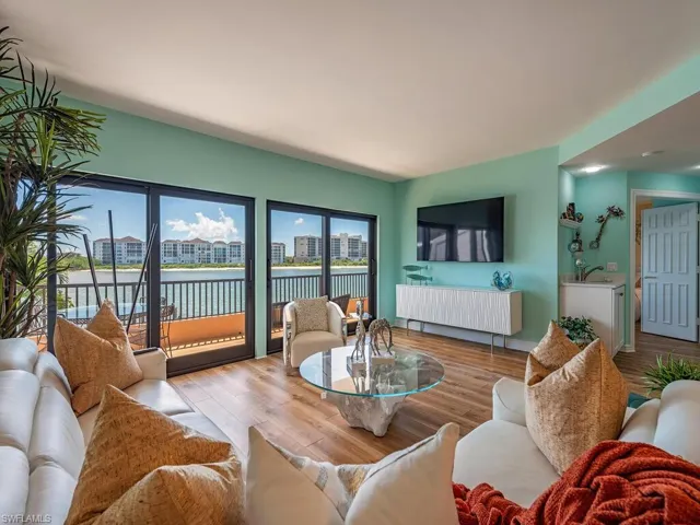 Living area with wet bar