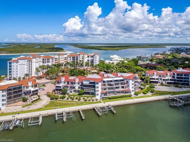 Aerial view of 400 La Peninsula