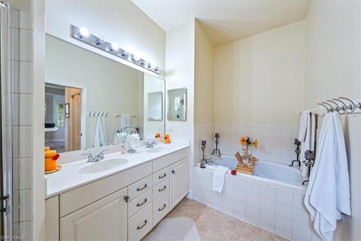 7866  Sanctuary  CIR, Naples, FL 34104