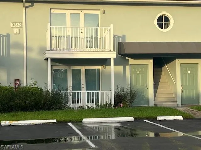 PARK RIGHT OUT FRONT OF YOUR CONDO MAKES LOADING AND UNLOADING QUICK AND EASY.  THIS IS A FIRST FLOOR UNIT, SO THERE'S NO STAIRS TO CLIMB EITHER!
