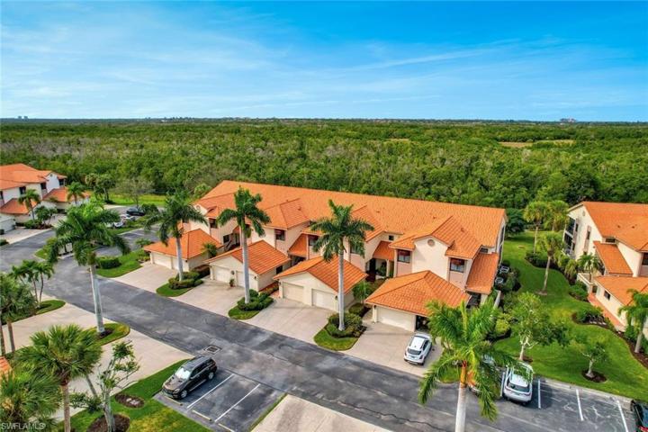 Beautiful Metal Tile Roofs, Tropically Landscaped. Extra Guest Parking