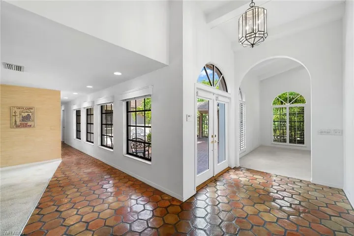 1010  Oriole  CIR, Naples, FL 34105