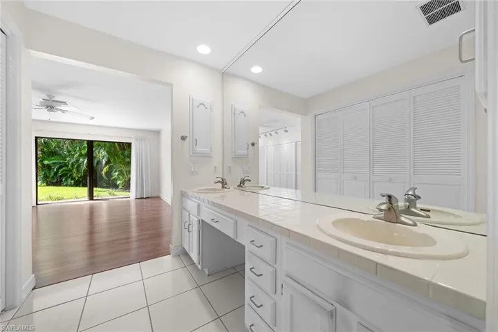 1010  Oriole  CIR, Naples, FL 34105