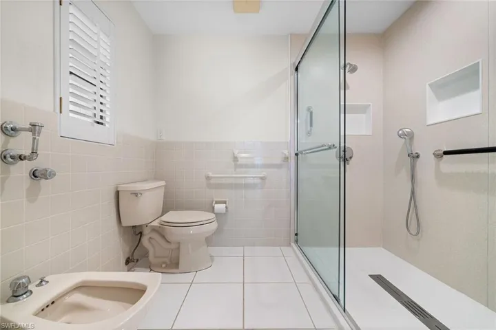 1010  Oriole  CIR, Naples, FL 34105