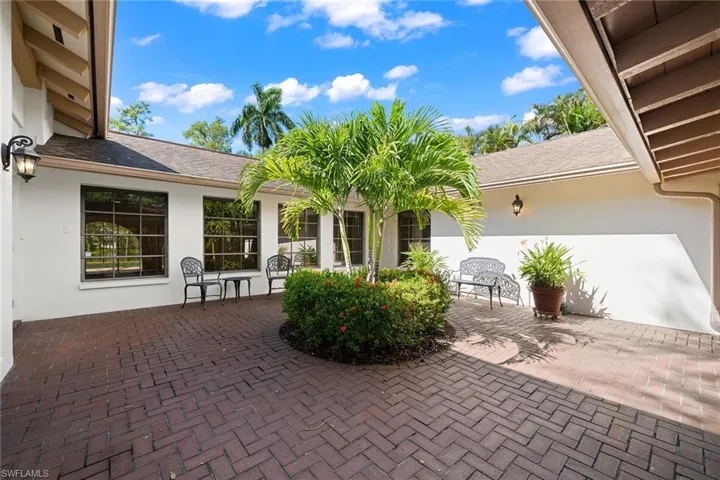 1010  Oriole  CIR, Naples, FL 34105