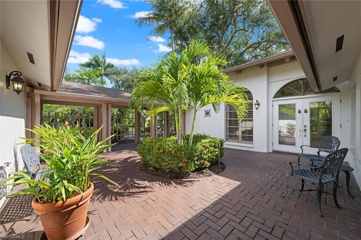 1010  Oriole  CIR, Naples, FL 34105