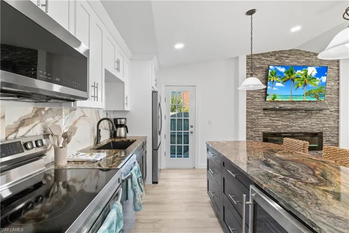 If you are very particular and like having upscale touches, this home and kitchen were made for you!  Brand new stainless steel appliances, large kitchen sink, STUNNING granite that is a work of art in itself  - impeccable!
