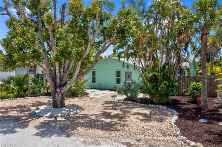 Nestled between the beautiful white sandy beaches and the Sanibel restaurants and shopping areas is this darling cottage that has been restored to perfection!