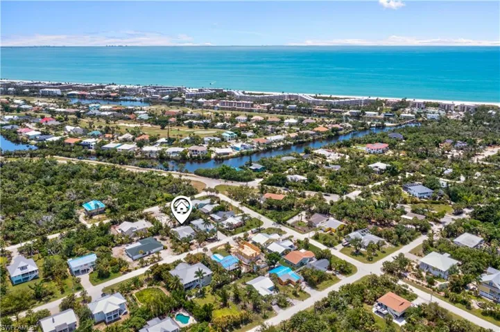 Easily walk or ride your bike to the beach!  Location, location, location!  Beautiful beaches and fishing spots, birds, nature preserves - heaven on earth!