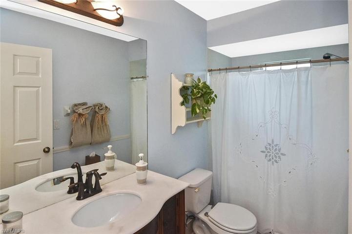 Main bathroom with tub
