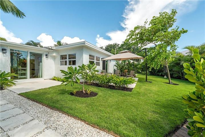 1880 Holiday LN, NAPLES FL 34104