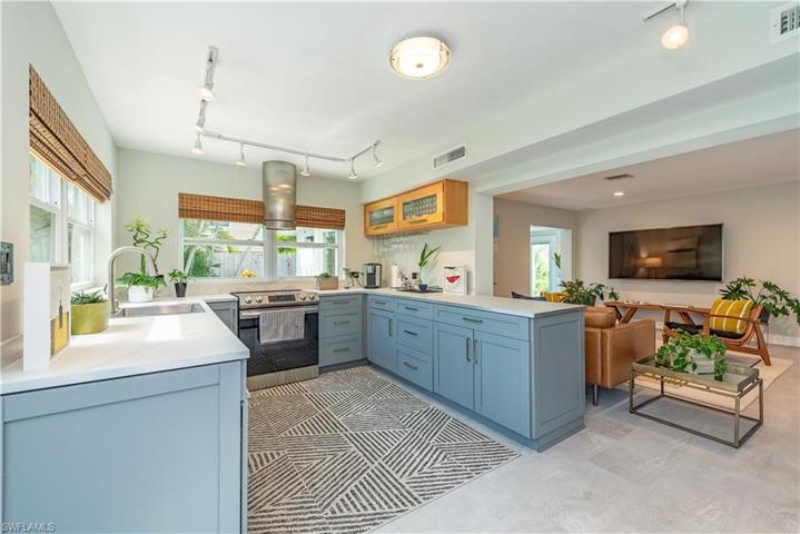 1880 Holiday LN, NAPLES FL 34104