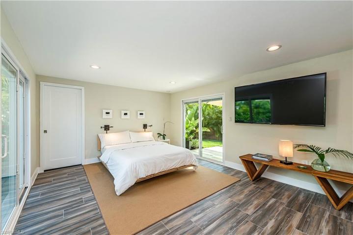 1880 Holiday LN, NAPLES FL 34104