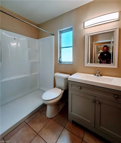 Bathroom of 3229 Edgewood, similar floor plan