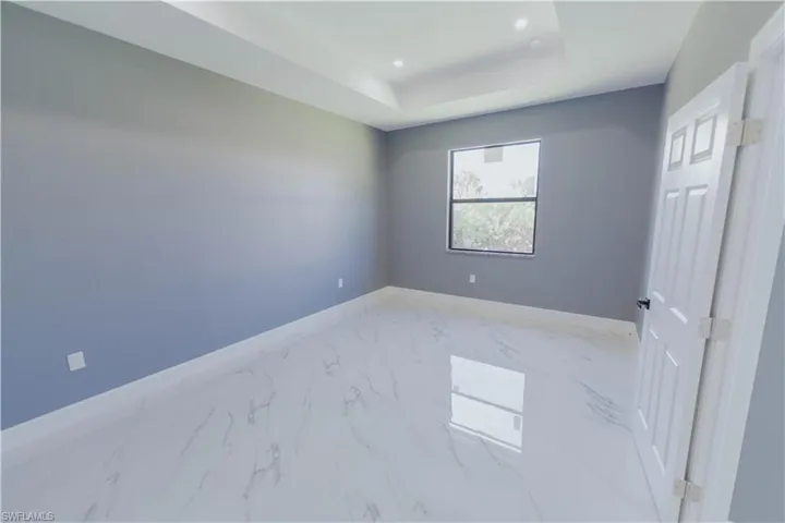 Tiled empty room with a raised ceiling