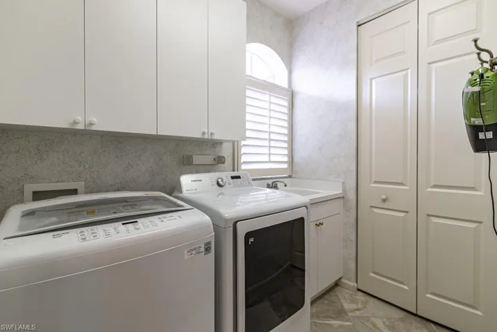 8460  Abbington  CIR, Naples, FL 34108