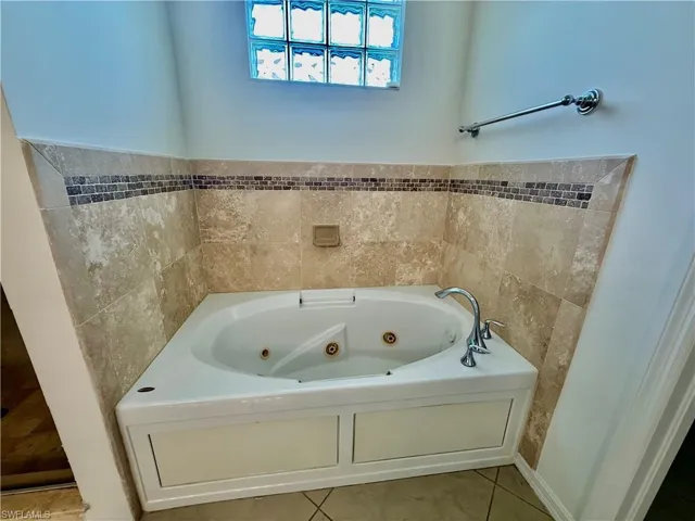 Jetted tub