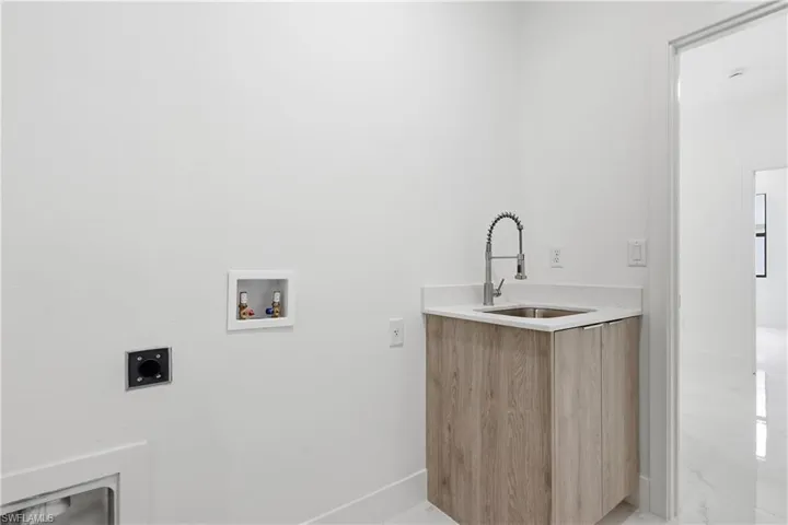 Laundry room with electric dryer hookup and washer hookup