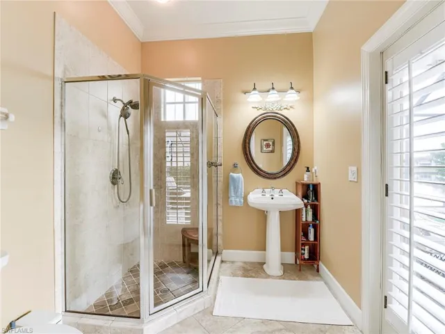 Pool bath shared with guest bedroom 4