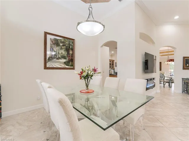 Kitchen access from dining area
