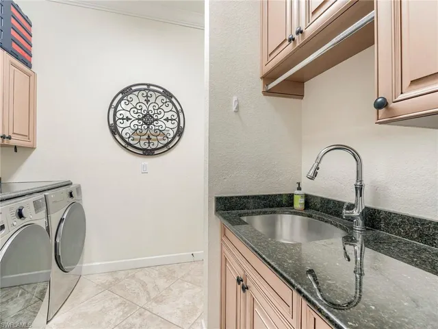 Laundry between kitchen and garage