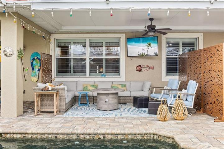 2471  Blackburn  CIR, CAPE CORAL, FL 33991