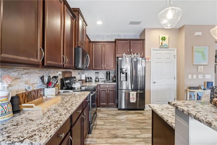 2471  Blackburn  CIR, CAPE CORAL, FL 33991
