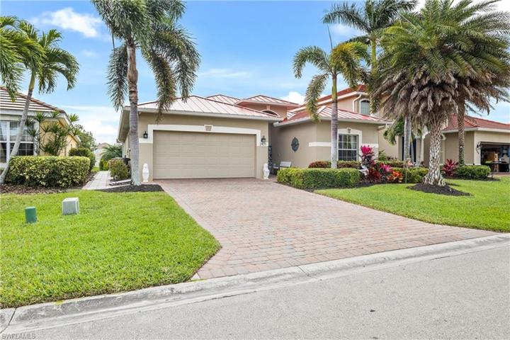 2471  Blackburn  CIR, CAPE CORAL, FL 33991