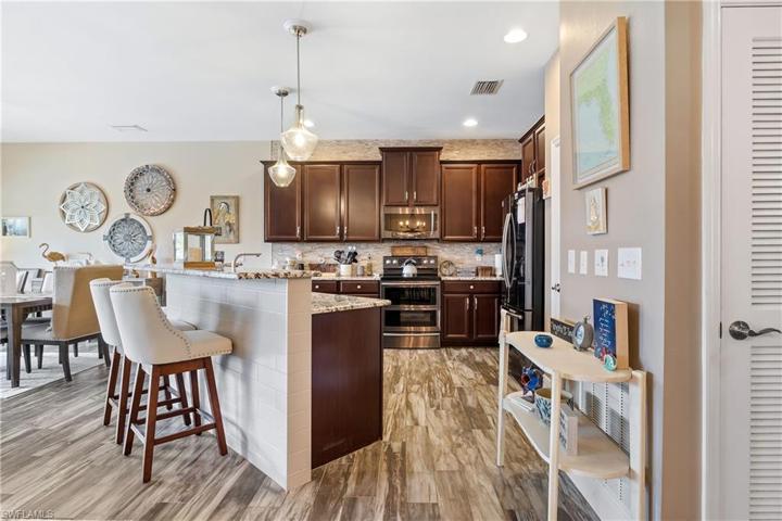 2471  Blackburn  CIR, CAPE CORAL, FL 33991