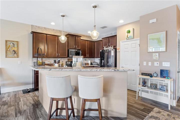 2471  Blackburn  CIR, CAPE CORAL, FL 33991