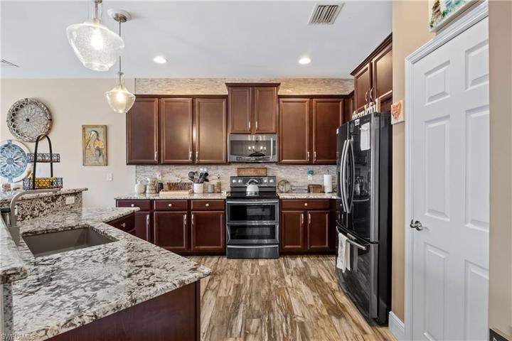 2471  Blackburn  CIR, CAPE CORAL, FL 33991