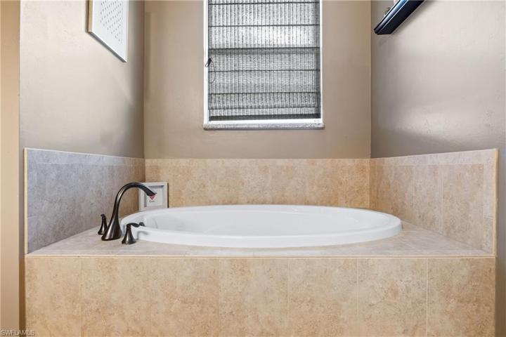 2471  Blackburn  CIR, CAPE CORAL, FL 33991