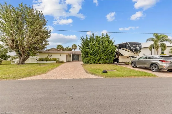View of front of house featuring a front yard