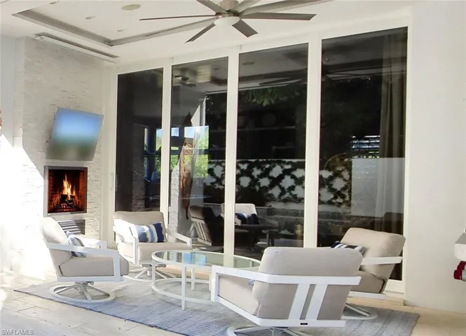 675 2nd St S, Naples, Florida 34102