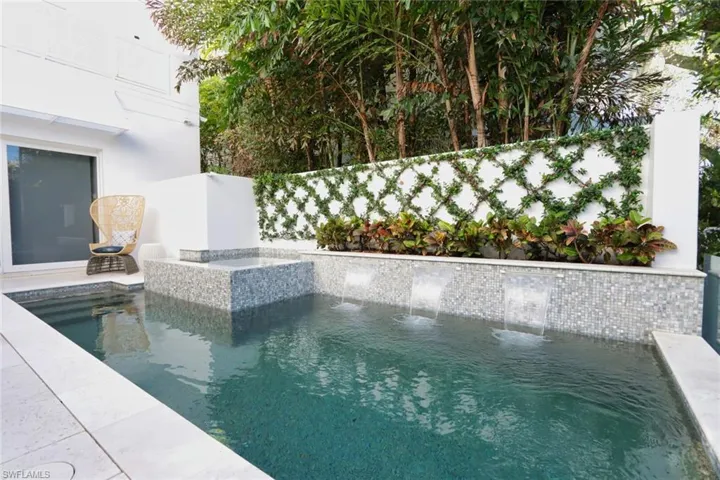 675 2nd St S, Naples, Florida 34102