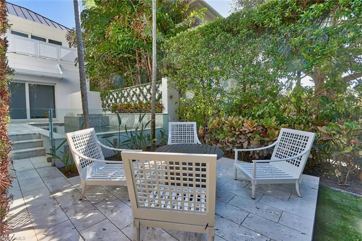 675 2nd St S, Naples, Florida 34102