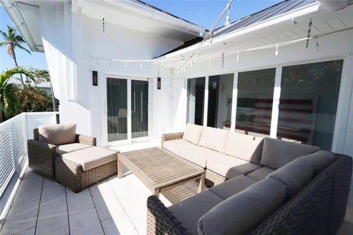675 2nd St S, Naples, Florida 34102