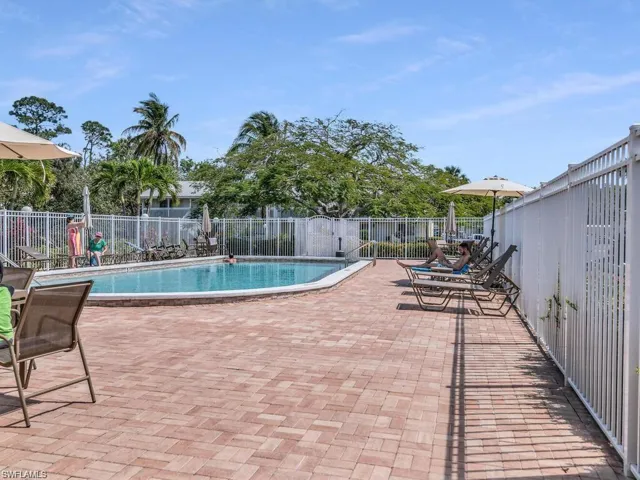 4613  Bayshore  DR, Naples, FL 34112