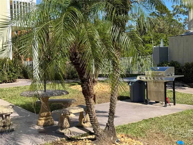 4613  Bayshore  DR, Naples, FL 34112
