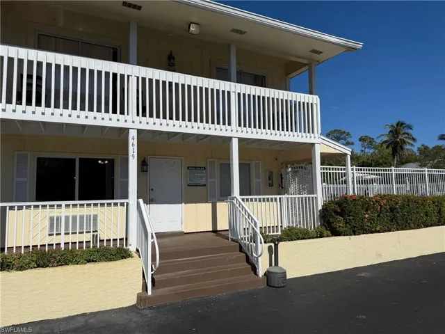 4613  Bayshore  DR, Naples, FL 34112
