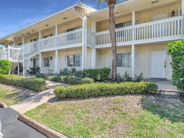 4613  Bayshore  DR, Naples, FL 34112