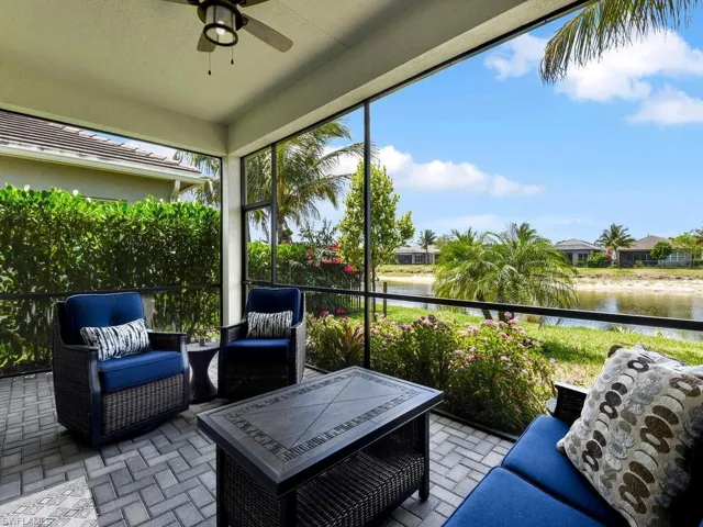 Screened Rear Lanai-Beautiful Lakeview & Privacy Hedges