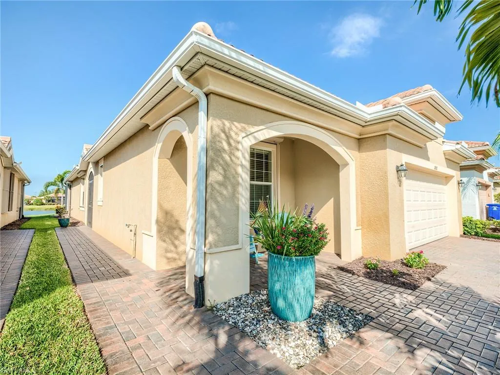 10517 Prato DR, Fort Myers, FL 33913,2025000327